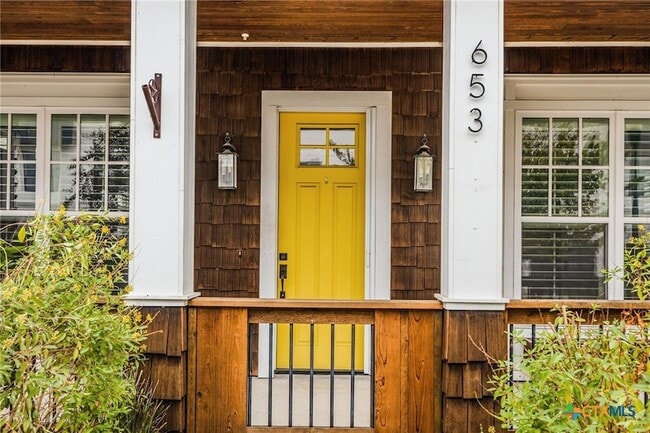 Building Photo - 653 Center Green