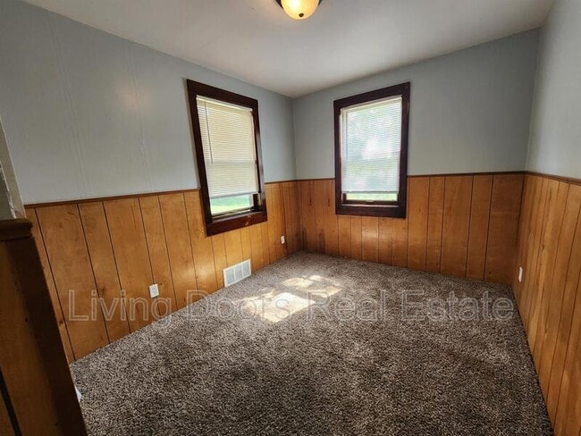 Building Photo - 350 S 38th St