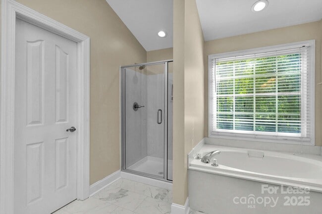Building Photo - 1202 Coachman Dr