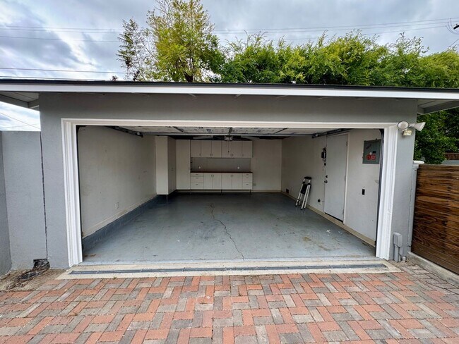 Building Photo - Fabulous 3 bedroom 1 bathroom updated home