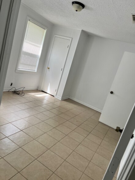 Building Photo - 4242 Monroe Ave