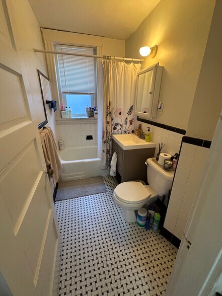 Building Photo - 190 Winthrop Rd