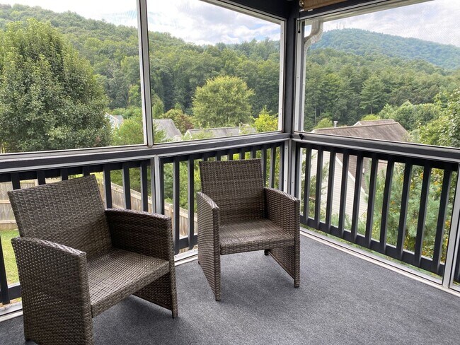 Building Photo - West AVL - Spacious Home in Scenic Bluff Subdivision