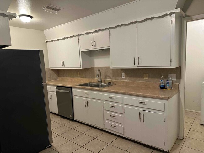 Building Photo - 309 Circle Dr
