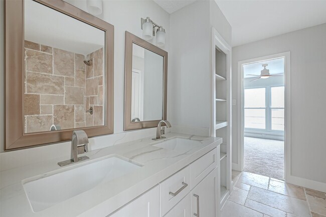 Building Photo - 915 Daria Dr