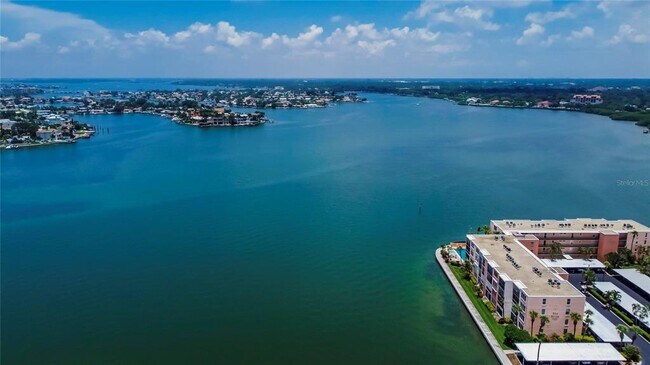 Building Photo - 7700 Sun Island Dr S