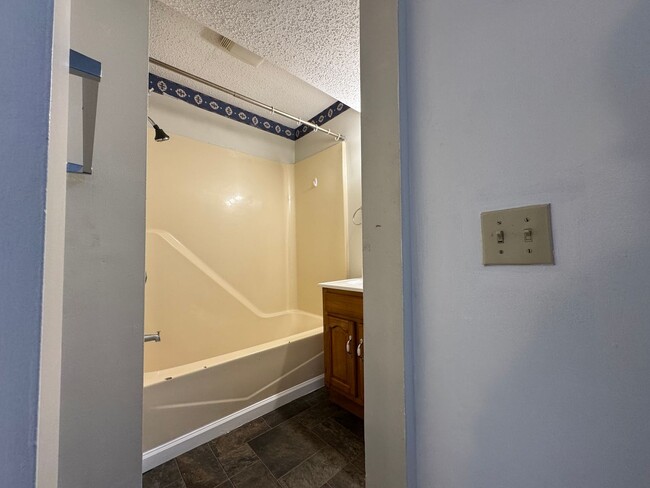 Building Photo - Cozy 1 Bedroom Home Located within Walking...