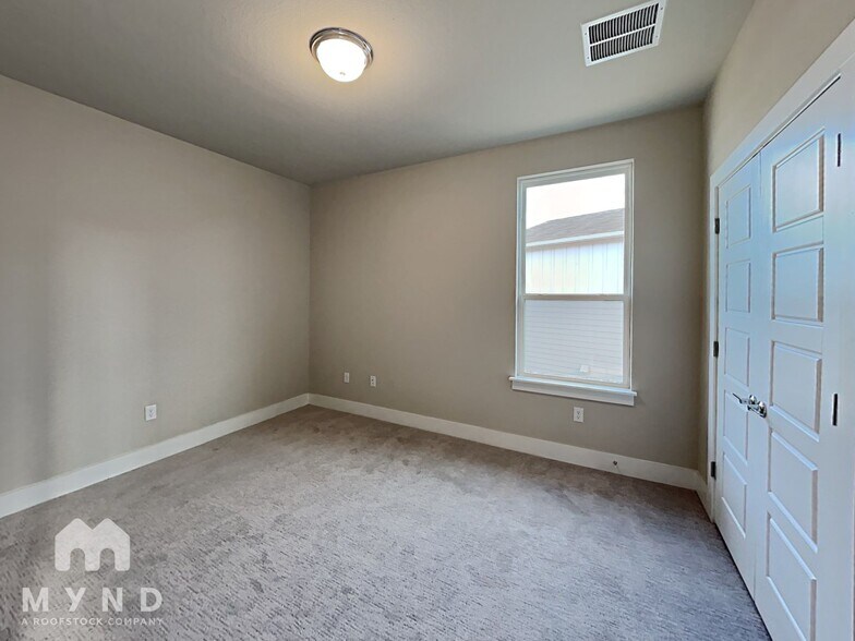 Building Photo - 1606 Roseburg Dr
