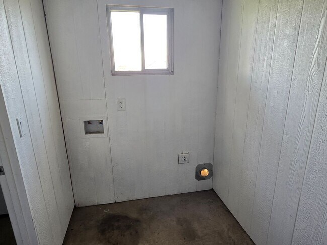 Building Photo - 3-bedroom by New Re-developed Paradise Val...