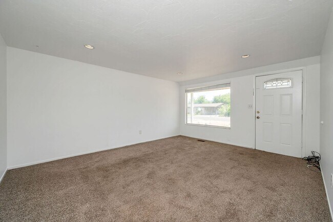 Building Photo - West Jordan Duplex w carport AVAILABLE NOW!!