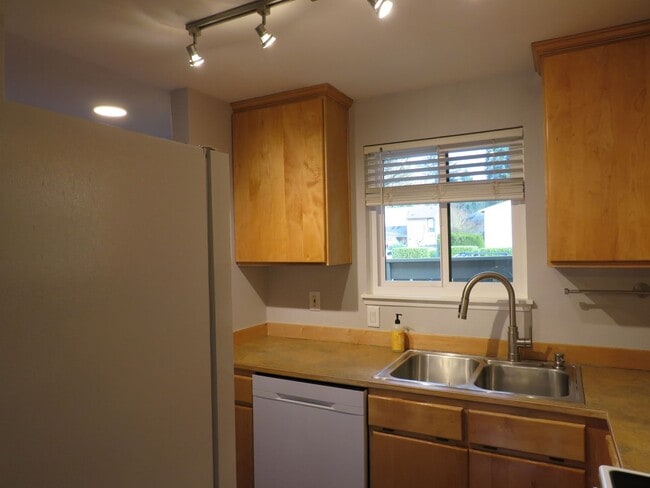 Building Photo - Juanita Townhome in Westwood Village ** 2bed/1.5 bath corner unit with Nice Private Backyard  $21...