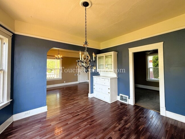 Building Photo - Contemporary 2 BD | 1 BA Home w/ Private B...
