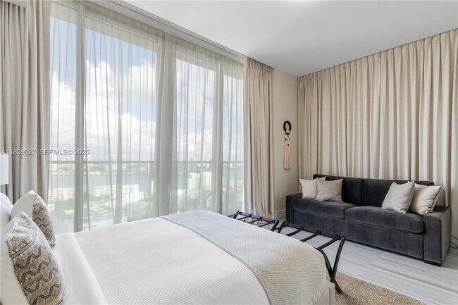 Building Photo - 17901 Collins Ave