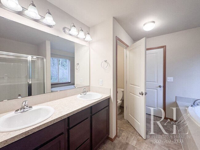 Building Photo - Spacious East Bremerton Home with Vaulted ...