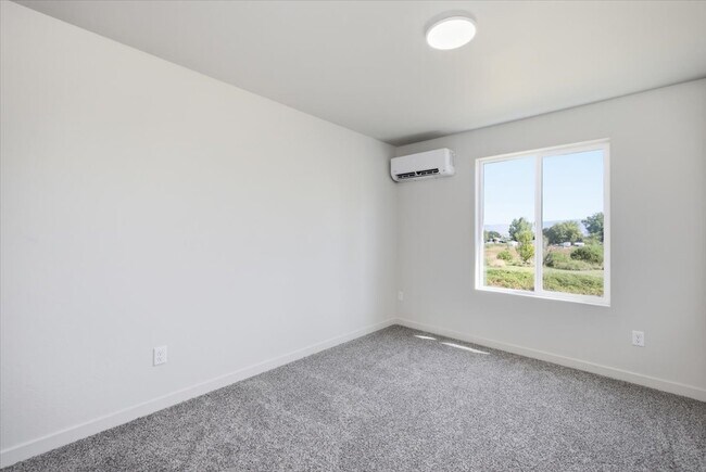 Building Photo - 2028 Sunset Dr