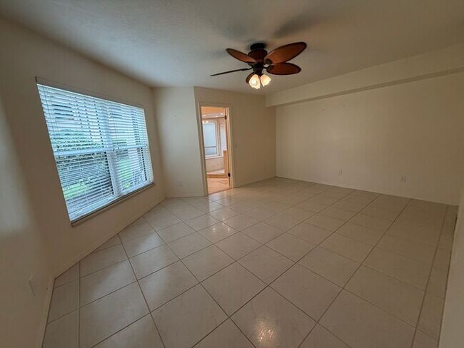 Building Photo - Spacious 2 Bedroom, 2 Bathroom Condo in Gated Lake Pineloch Village!