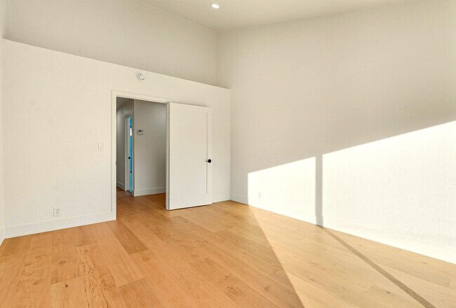 Building Photo - 11 Paddock Ct