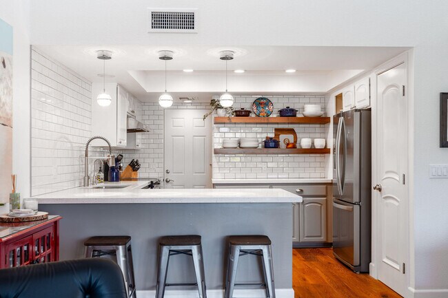 Building Photo - 48910 Noline Pl