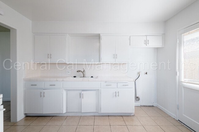 Building Photo - 2 Bedroom/1 Bath Apartment  - $995 Per Month!
