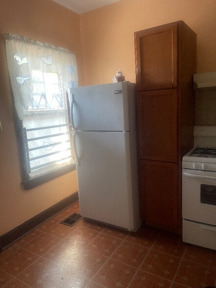 Primary Photo - 611 E 75th St