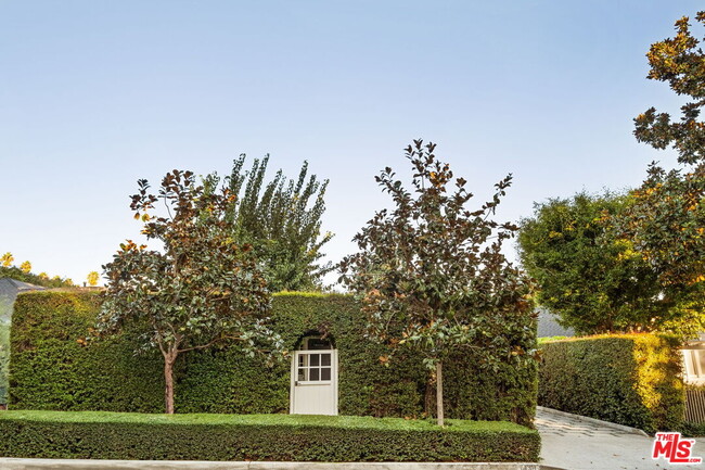 Building Photo - 1438 N Orange Grove Ave