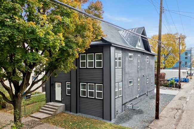 Building Photo - 911 W 31st St