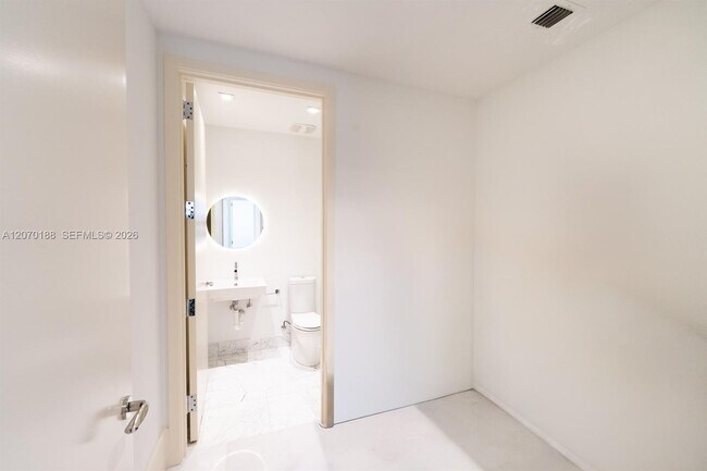 Building Photo - 16901 Collins Ave