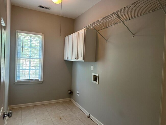 Building Photo - 669 Maple Grove Way