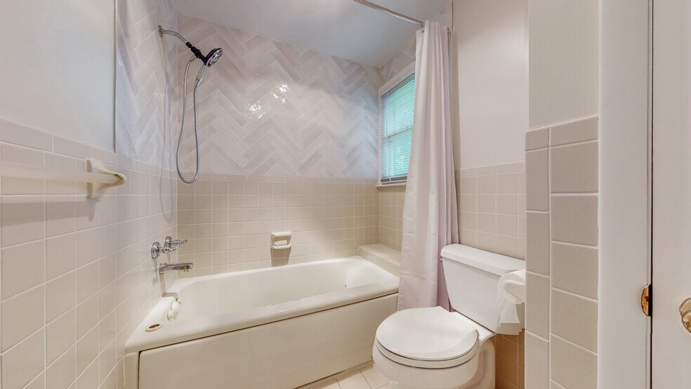 Shower and spa tub - 203 Donelson Hills Dr