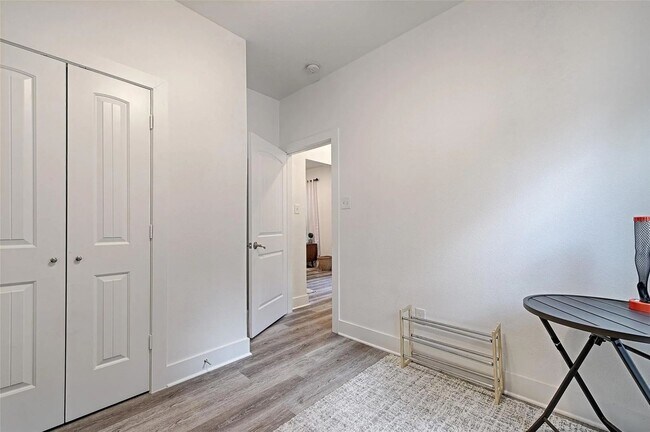 Building Photo - Modern 3BR/2BA Home with Washer/Dryer and ...