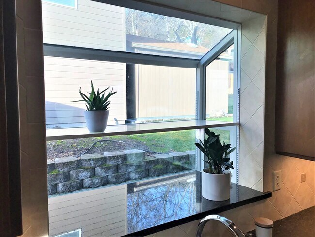 Building Photo - Lovely Modern Westside Home