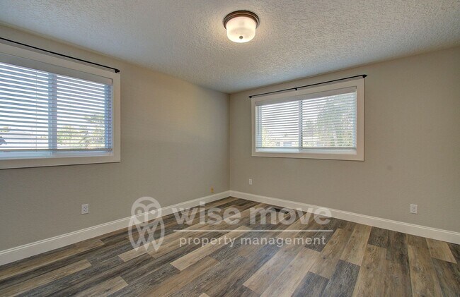 Building Photo - Felida Park- 4 Bedrooms on 1.5 Acres