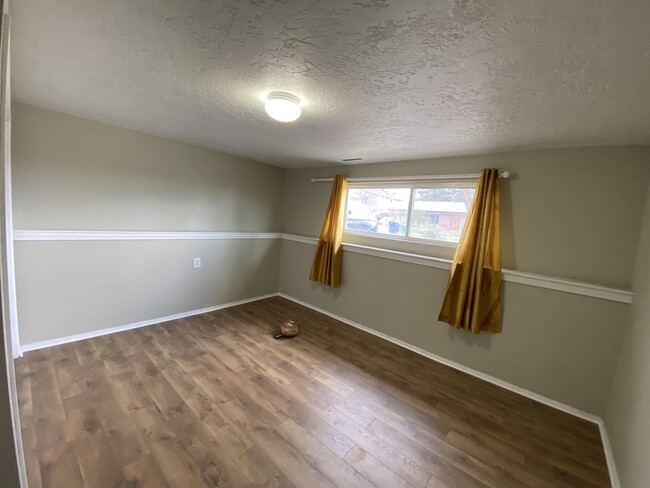 Building Photo - 1137 E Webster Dr