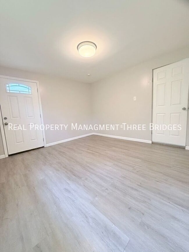 Building Photo - 28 Redwood Dr