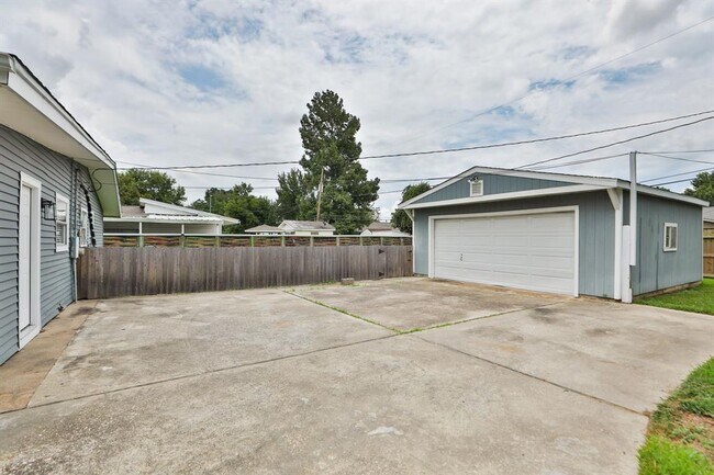 Building Photo - 3218 Cedarcrest Dr