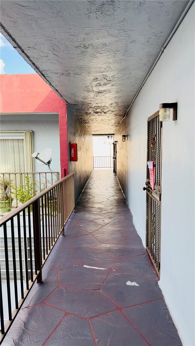 Building Photo - 6070 W 19th Ave