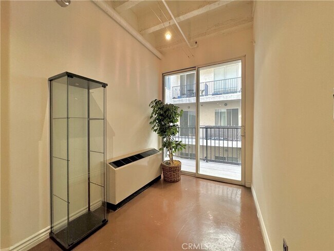 Building Photo - 312 W 5th St