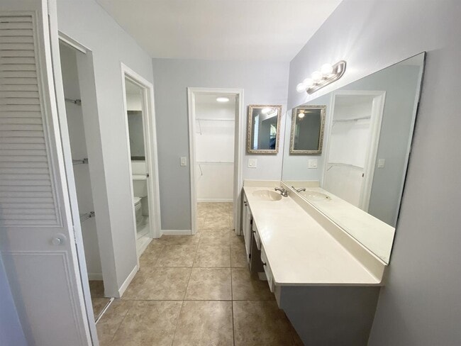 Building Photo - 1100 Boxwood Dr