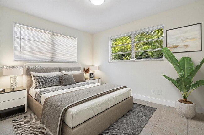 Building Photo - 1715 N 16th Ave