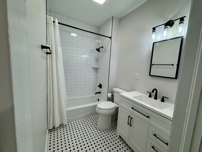 Building Photo - 1211 Cherry St