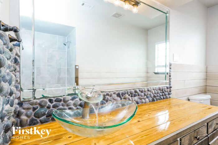 Building Photo - 206 E 5th St