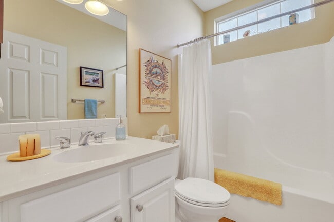 Building Photo - Charming 2-Bedroom, Plus Den Home with 2 F...