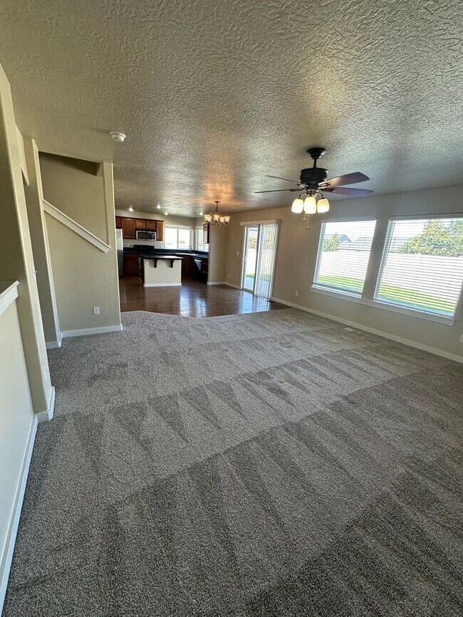 Building Photo - New Carpet! Super Meridian Location!!! Man...