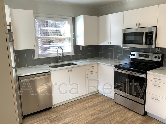 Building Photo - 3633 Carlyle Dr