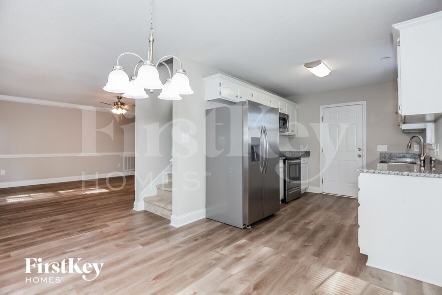 Building Photo - 5327 Oaktree Dr