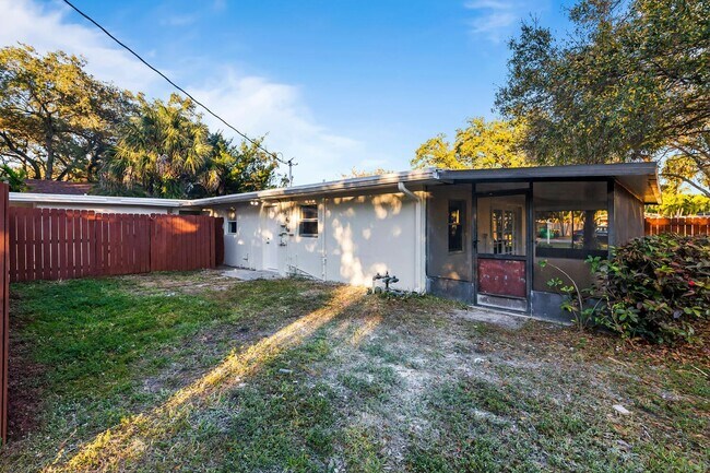 Building Photo - 5073 SW 28th Ave