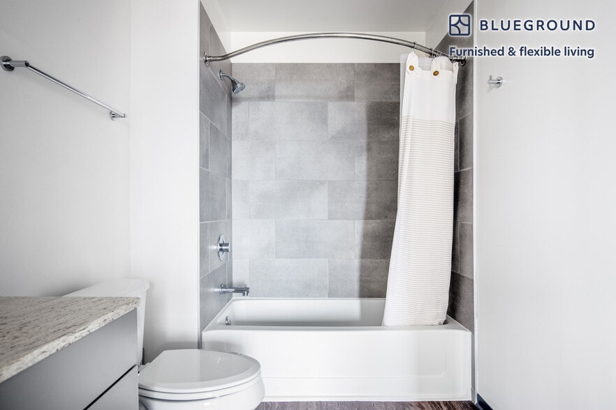 Building Photo - 2340 N California Ave