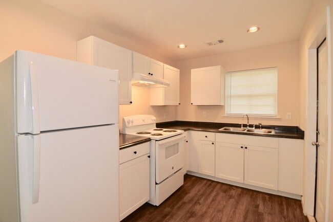 Building Photo - $1025 - 2 bed/1 bath house for rent off Mi...