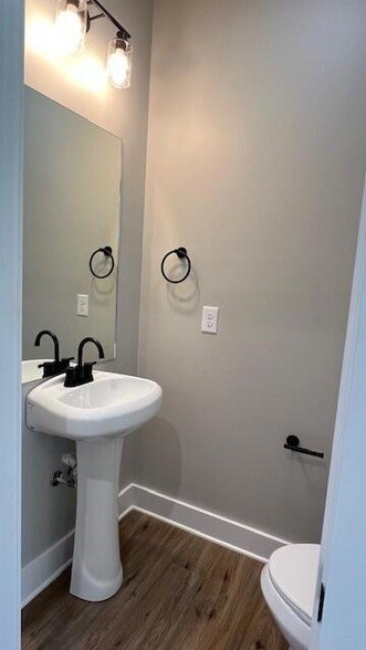 Building Photo - 2508 Villa Dr