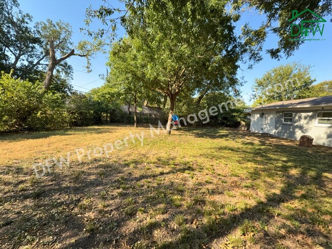 Building Photo - Fully Renovated 2-Bedroom Home Near UTA & AT&T Stadium – Modern Upgrades + Spacious Yard!